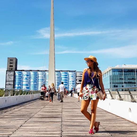 Banana USA, High Waisted Floral Shorts. Size: Small - Picture 7 of 8